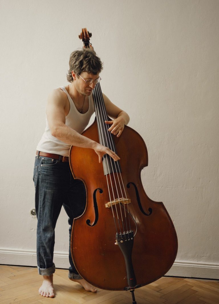 Bass Player Lukas Growe ©Ana Torres Lukas Growe Playing Uprigt Bass